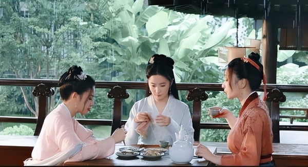 女导演镜头下的女性太美了！《梦华录》《李焕英》会拍女人的导演