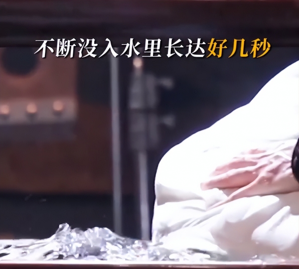 刘亦菲拍戏遇惊险一幕，多次被浸水缸，神色痛苦无法呼吸