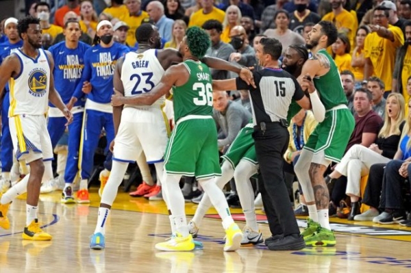 曝NBA多队不满勇士高支出！总经理霸气回击：我们靠选人不是签人
