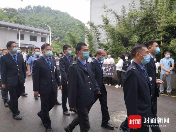 D2809乘客赶来追悼会 点燃一炷香送别司机杨勇
