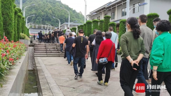 D2809乘客赶来追悼会 点燃一炷香送别司机杨勇