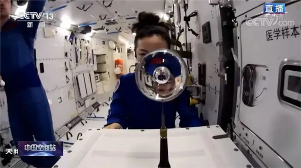 女航天员在太空：来例假了怎么办？只有一招