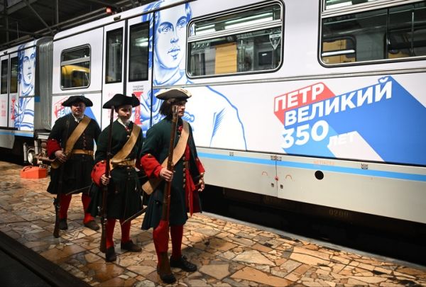 俄罗斯隆重纪念彼得大帝诞辰350周年 普京评价：伟大军事家