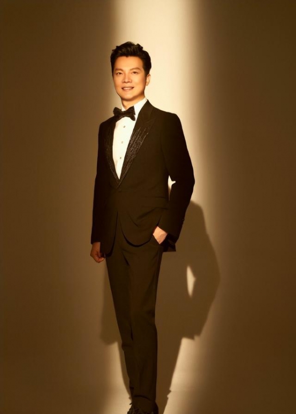 央视主持人任鲁豫意外摔伤暂停节目录制被强制送医