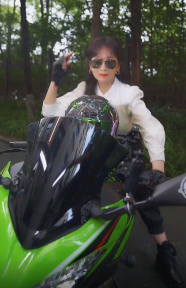 68岁赵雅芝骑摩托!戴皮手套露小截白皙手臂,双脚跨开撑地好标准