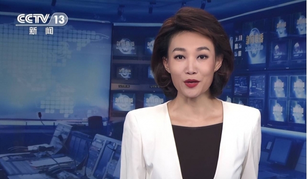 央视主持人李梓萌被批播报名人去世新闻嘴角专业微笑引发不满