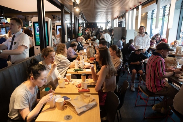全球连线 | 俄罗斯原麦当劳餐厅改名重开，“味道和以前差不多”