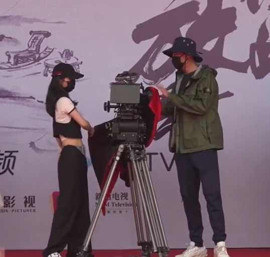 《与凤行》开机照来了！赵丽颖马甲线抢镜，星月CP时隔五年再同框