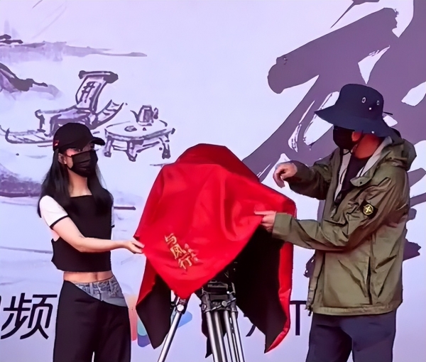 《与凤行》开机照来了！赵丽颖马甲线抢镜，星月CP时隔五年再同框