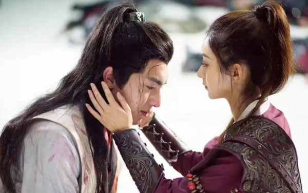 《与凤行》开机照来了！赵丽颖马甲线抢镜，星月CP时隔五年再同框