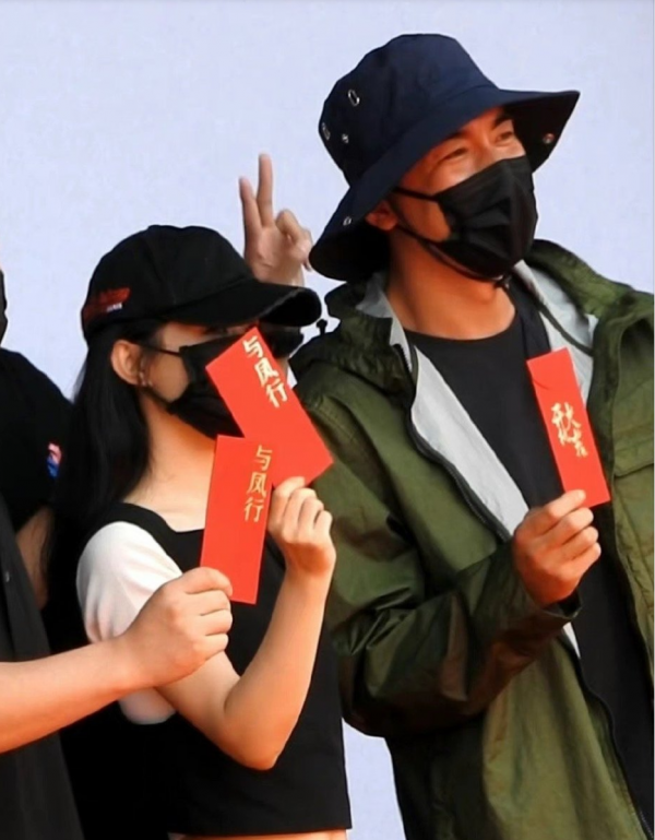 《与凤行》开机照来了！赵丽颖马甲线抢镜，星月CP时隔五年再同框