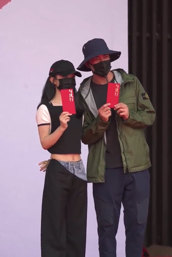 《与凤行》开机照来了！赵丽颖马甲线抢镜，星月CP时隔五年再同框