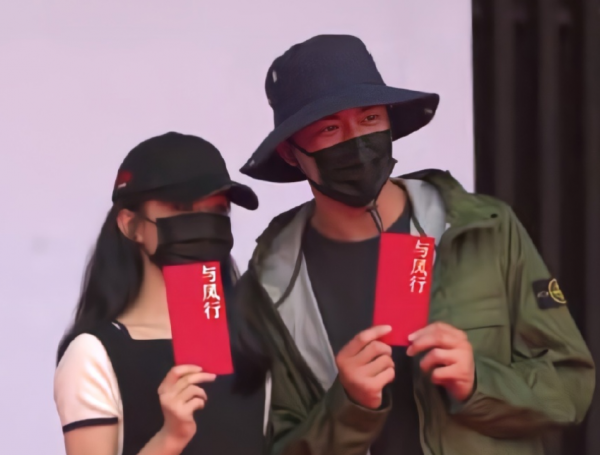 《与凤行》开机照来了！赵丽颖马甲线抢镜，星月CP时隔五年再同框