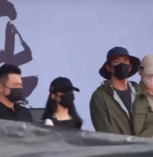 《与凤行》开机照来了！赵丽颖马甲线抢镜，星月CP时隔五年再同框