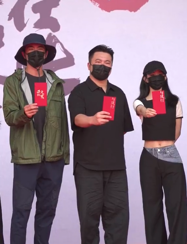 《与凤行》开机照来了！赵丽颖马甲线抢镜，星月CP时隔五年再同框