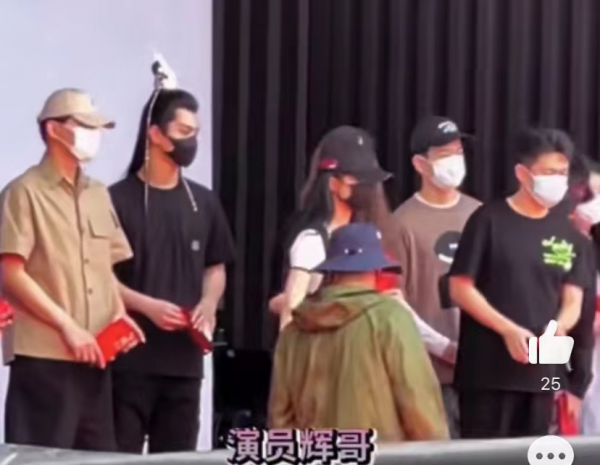 《与凤行》开机照来了！赵丽颖马甲线抢镜，星月CP时隔五年再同框