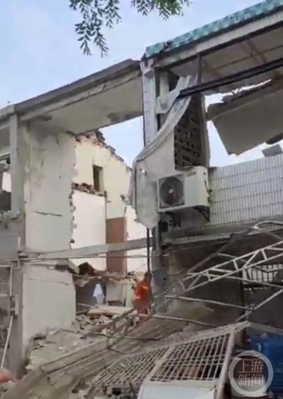 江苏无锡一幢两层楼民房爆炸后坍塌，目击者称疑有人被埋 
