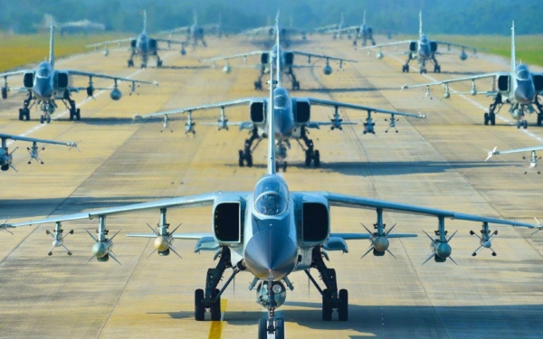 美专家解放军歼轰7飞豹反舰能力强悍产量260多架不容美军忽视