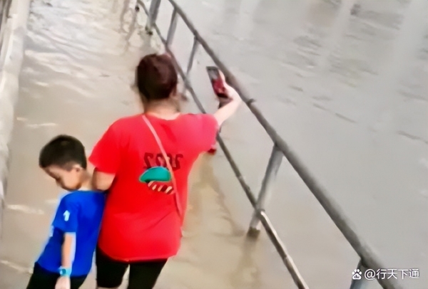 广东：女子带孩子淌水拍照引热议，网友：意外就是这样发生的