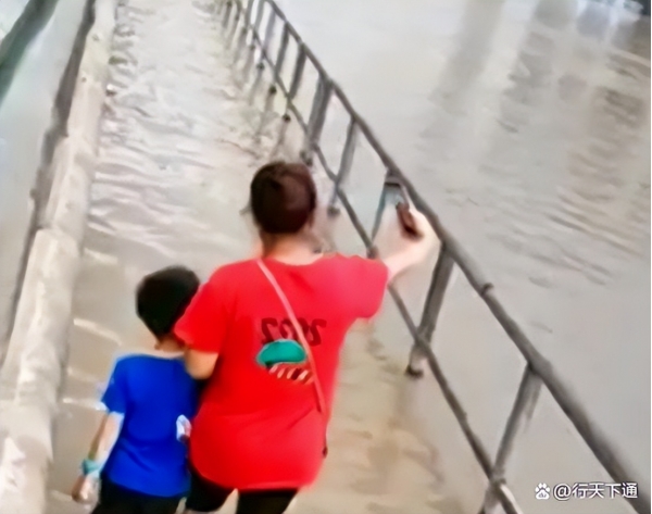 广东：女子带孩子淌水拍照引热议，网友：意外就是这样发生的