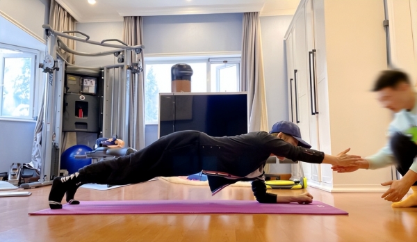 50岁宁静穿热裤渔网袜跳舞，个性穿搭遭吐槽：实在接受不了