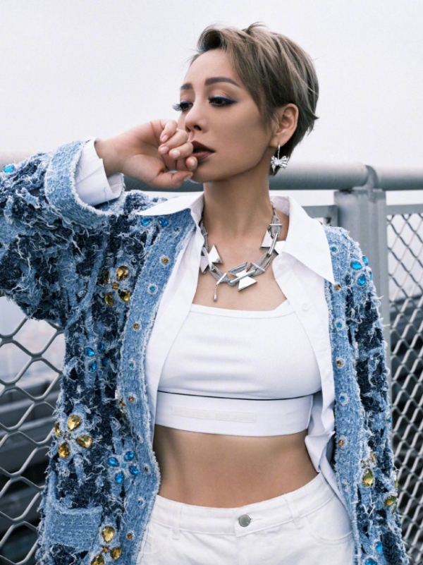 50岁宁静穿热裤渔网袜跳舞，个性穿搭遭吐槽：实在接受不了