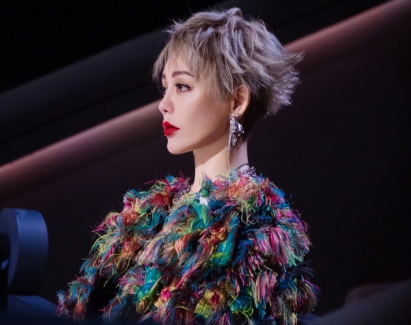 50岁宁静穿热裤渔网袜跳舞，个性穿搭遭吐槽：实在接受不了