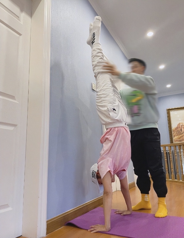 50岁宁静穿热裤渔网袜跳舞，个性穿搭遭吐槽：实在接受不了