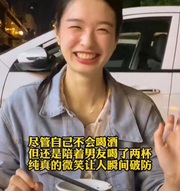 男子下班後心情不好女友看出端倪直接拉去喝酒隨後一幕太暖心