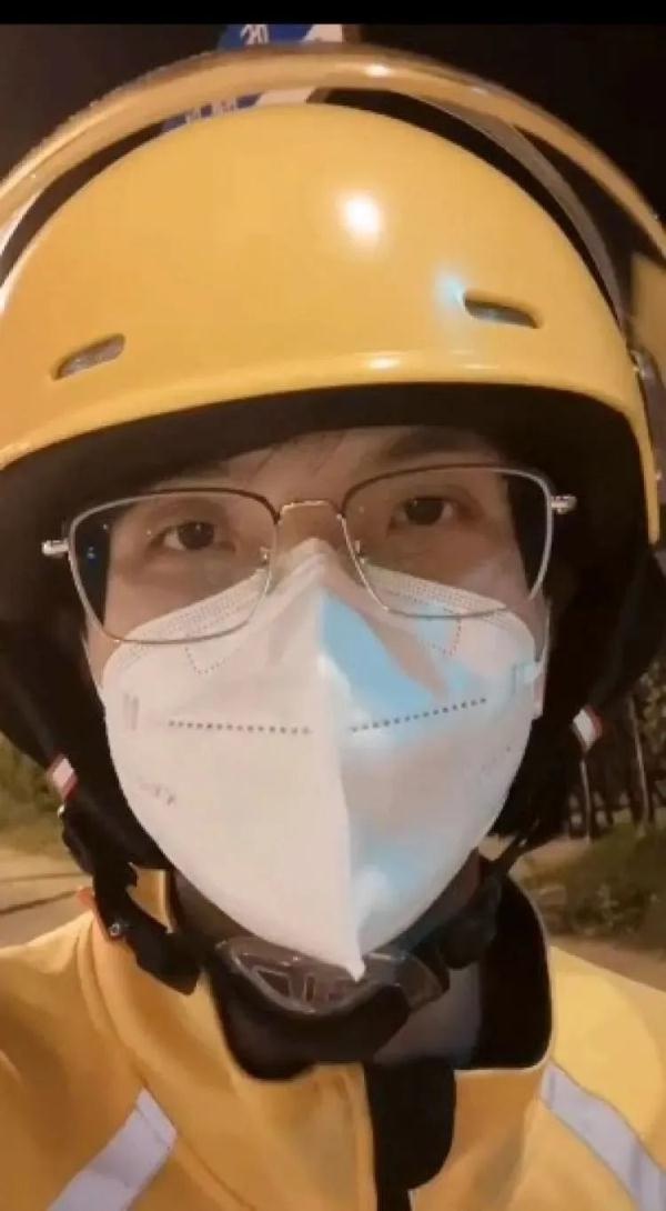 对话上海火灾劝离人群的外卖员：化学专业出身，当过企业副总，做骑手是为创业做准备