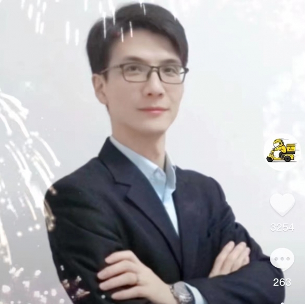 对话上海火灾劝离人群的外卖员：化学专业出身，当过企业副总，做骑手是为创业做准备