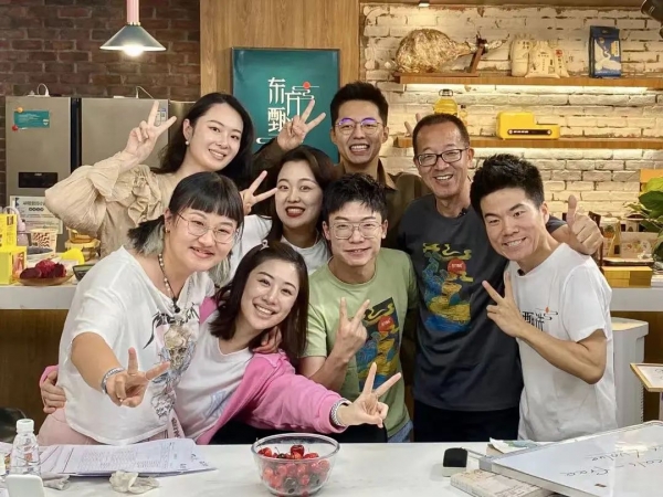 知识主播、双语带货，董宇辉救活了新东方