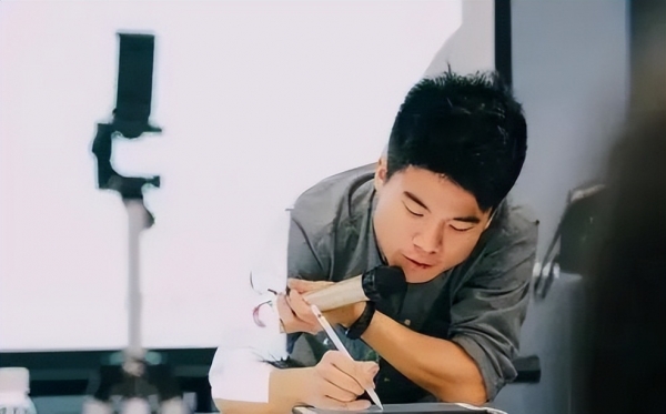 知识主播、双语带货，董宇辉救活了新东方