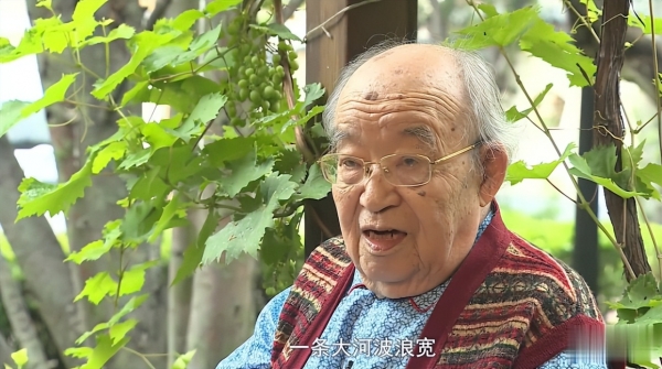 95岁词作家乔羽离世，去年曾空降春晚舞台，李谷一哽咽悼念