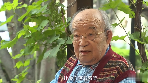 95岁词作家乔羽离世，去年曾空降春晚舞台，李谷一哽咽悼念