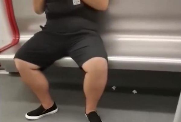 广东一女子地铁遭偷拍要求删照片,围观者竟称 拍你是看得起你