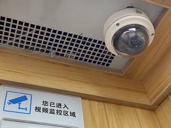 原来,就在他们乘坐电梯时,一双眼睛透过监控摄像机,看到了这一幕!