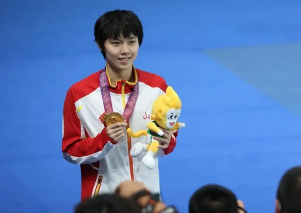 中国游泳项目首金！20岁小花完美夺冠 出发全场最快+后程一路领先
