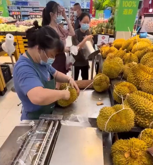 女子花94元买榴莲满满两大盒超预期旁边买4颗荔枝美女更抢镜