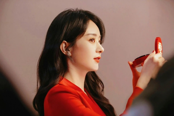 穿中国红西装霸气侧漏,拿下代言就硬气不少!