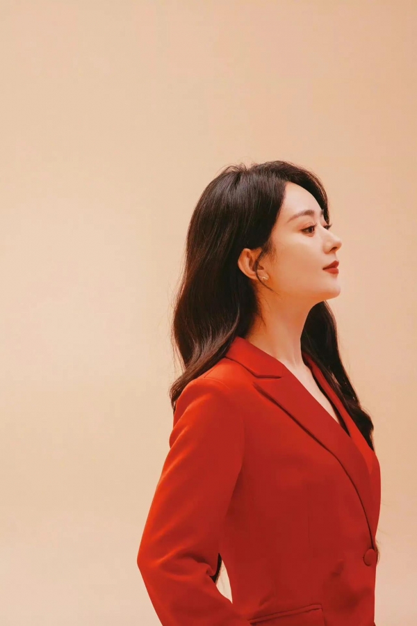 赵丽颖官宣新代言,一身红色西装干练利落,高冷气质很有女王气息