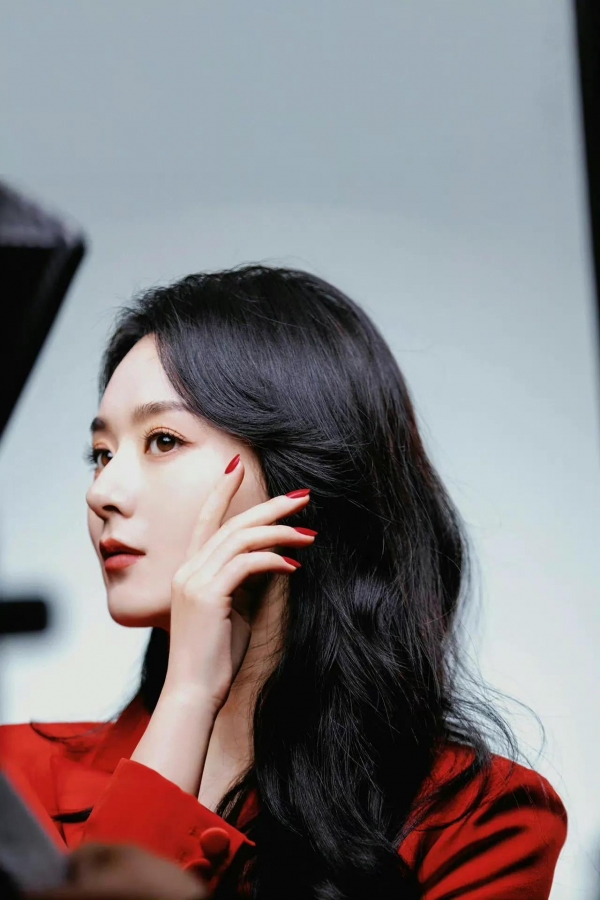 穿中国红西装霸气侧漏,拿下代言就硬气不少!