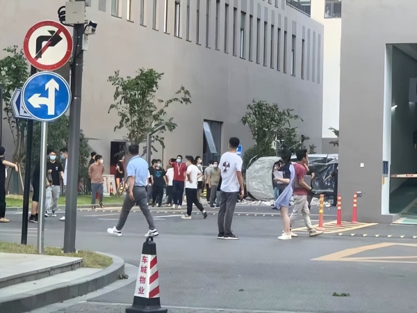 蔚来汽车被曝冲出总部大楼坠落，客服：确有此事，具体等官方发布