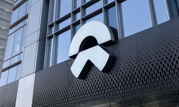 蔚来汽车被曝冲出总部大楼坠落，客服：确有此事，具体等官方发布