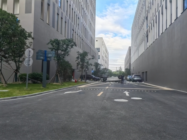 蔚来汽车被曝冲出总部大楼坠落，客服：确有此事，具体等官方发布