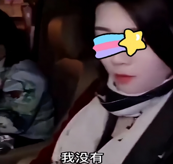 姑嫂去逛街，男子主动搭讪嫂子要联系方式，小姑子替哥哥解决情敌