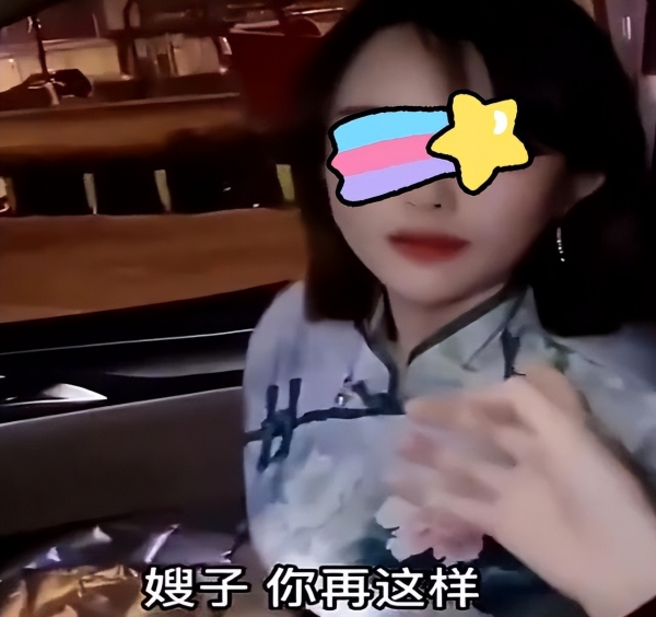 姑嫂去逛街，男子主动搭讪嫂子要联系方式，小姑子替哥哥解决情敌