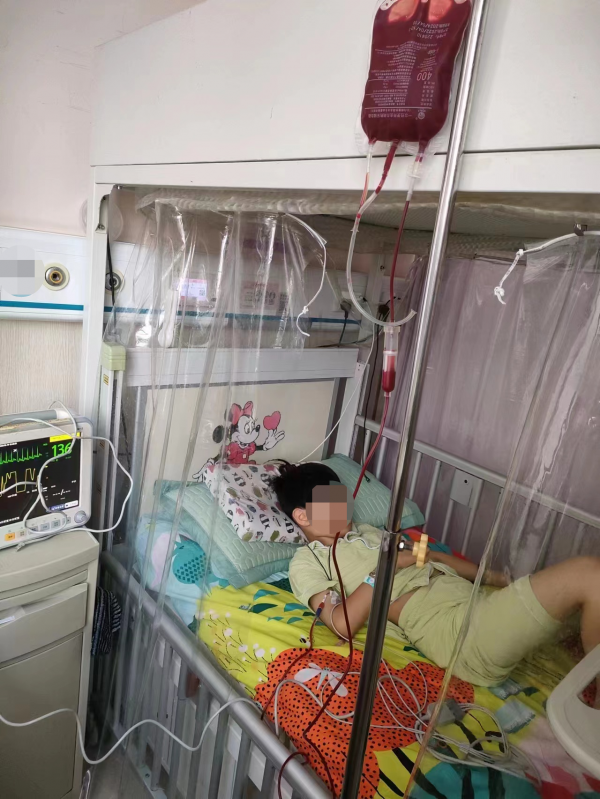 男子济南街头“卖己救子”：儿子患白血病急需50万元骨髓移植，否则活不过三个月