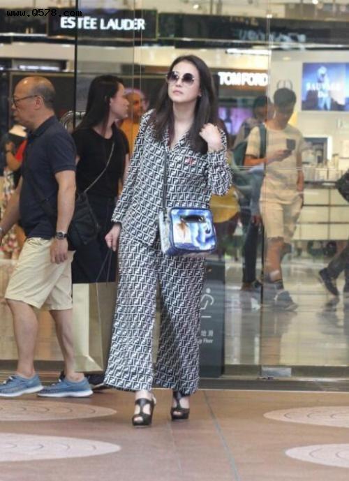 55岁周海媚近况曝光!身材发福滤镜难掩双下巴,眼袋暴露真实年纪