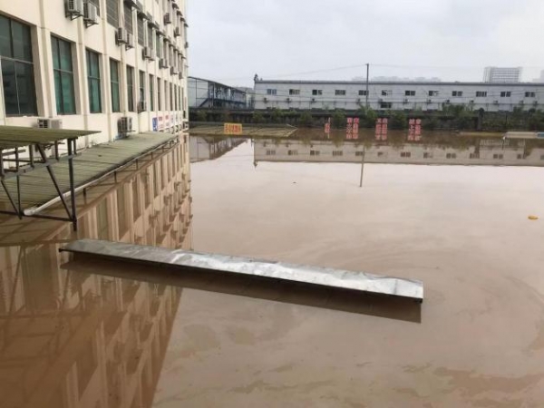 江西上饶一医院被洪水淹没，损失严重、举步维艰